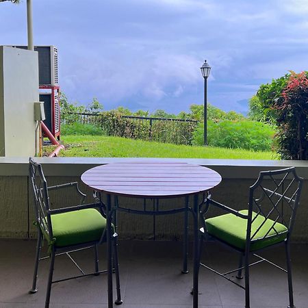 Taal Vista Hotel Tagaytay City Bagian luar foto A balcony in a condominium