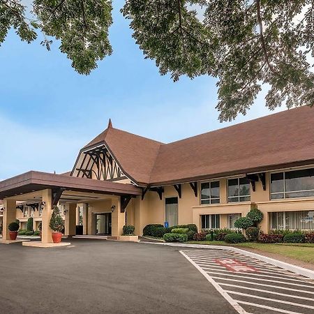 Taal Vista Hotel Tagaytay City Bagian luar foto The hotel's main entrance