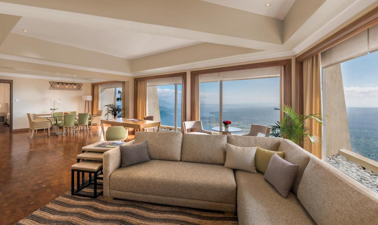 Taal Vista Hotel Tagaytay City Bagian luar foto A living room in a suite at the Four Seasons Hotel Istanbul