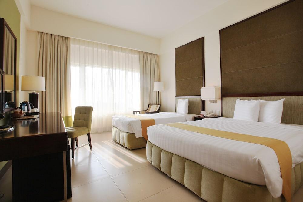 Taal Vista Hotel Tagaytay City Bagian luar foto A room at the hotel