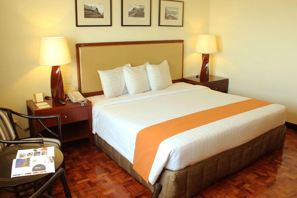 Taal Vista Hotel Tagaytay City Bagian luar foto A room at the hotel