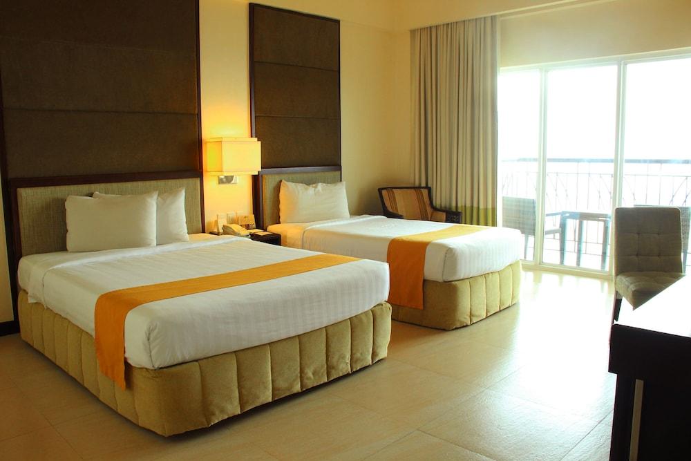 Taal Vista Hotel Tagaytay City Bagian luar foto A room at the hotel