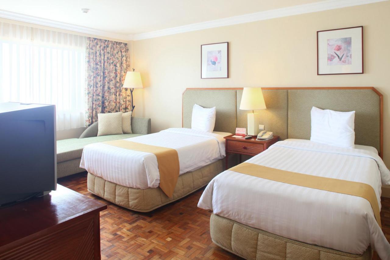 Taal Vista Hotel Tagaytay City Bagian luar foto A room at the hotel