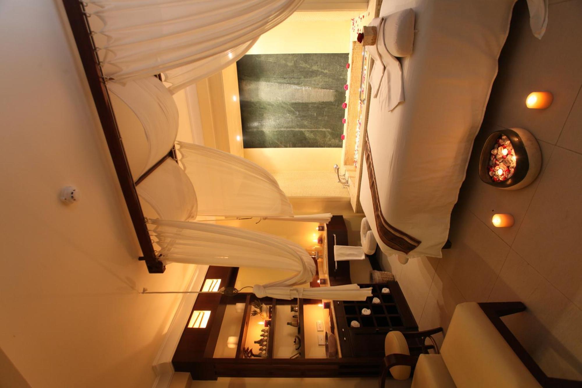 Taal Vista Hotel Tagaytay City Bagian luar foto A room at the spa