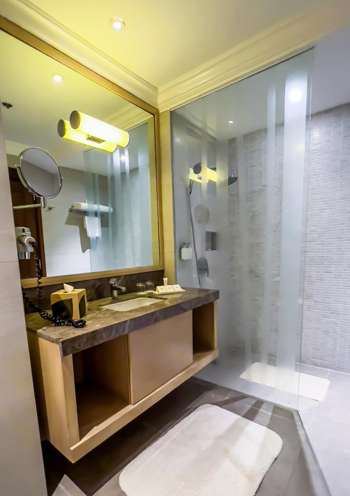 Taal Vista Hotel Tagaytay City Bagian luar foto Bathroom