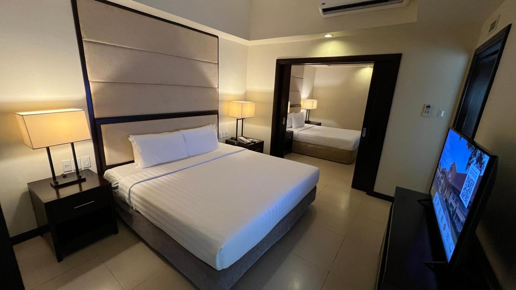Taal Vista Hotel Tagaytay City Bagian luar foto A bedroom at the hotel