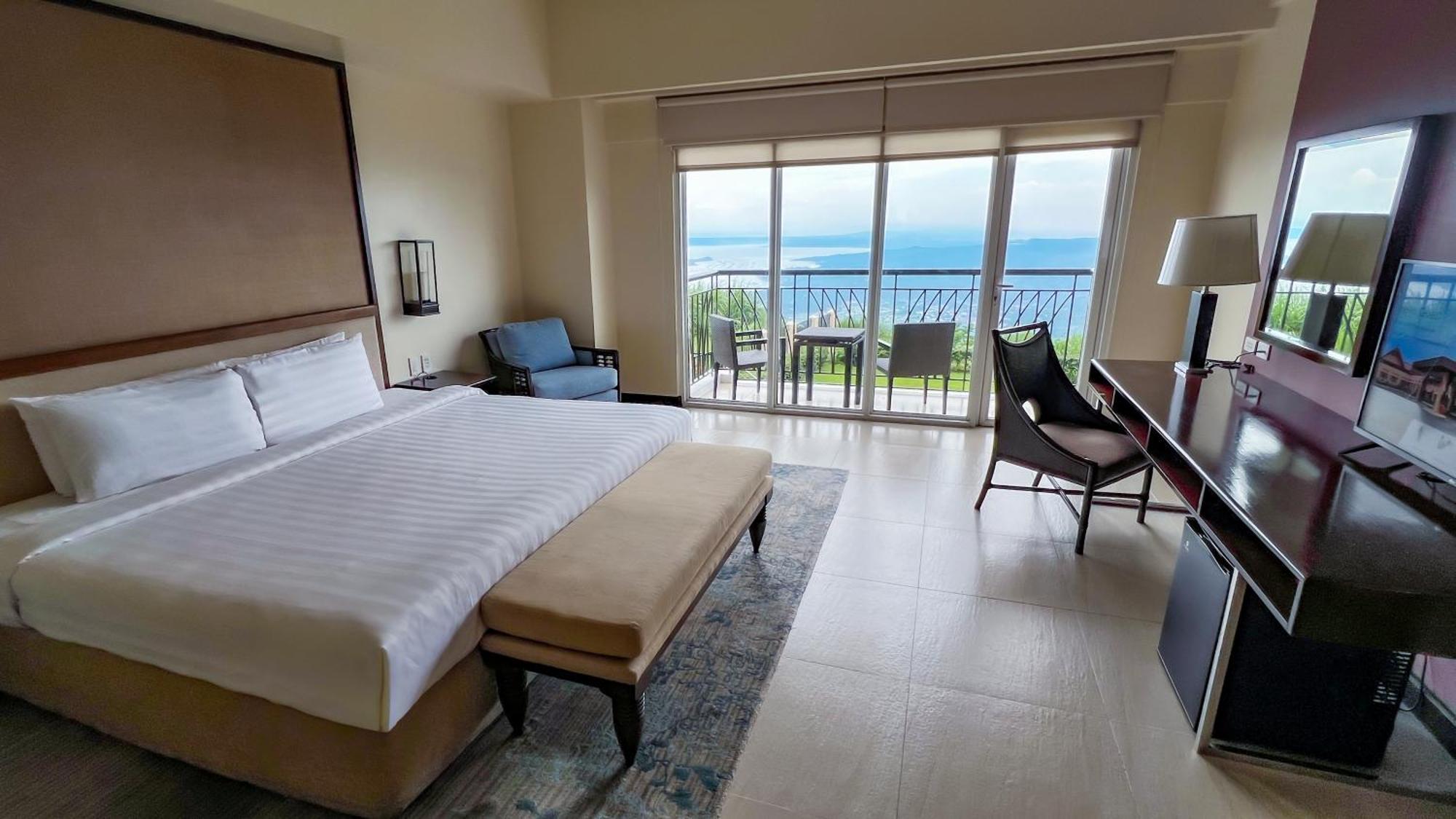 Taal Vista Hotel Tagaytay City Bagian luar foto A guest room at the Shangri-La Hotel, Kuala Lumpur