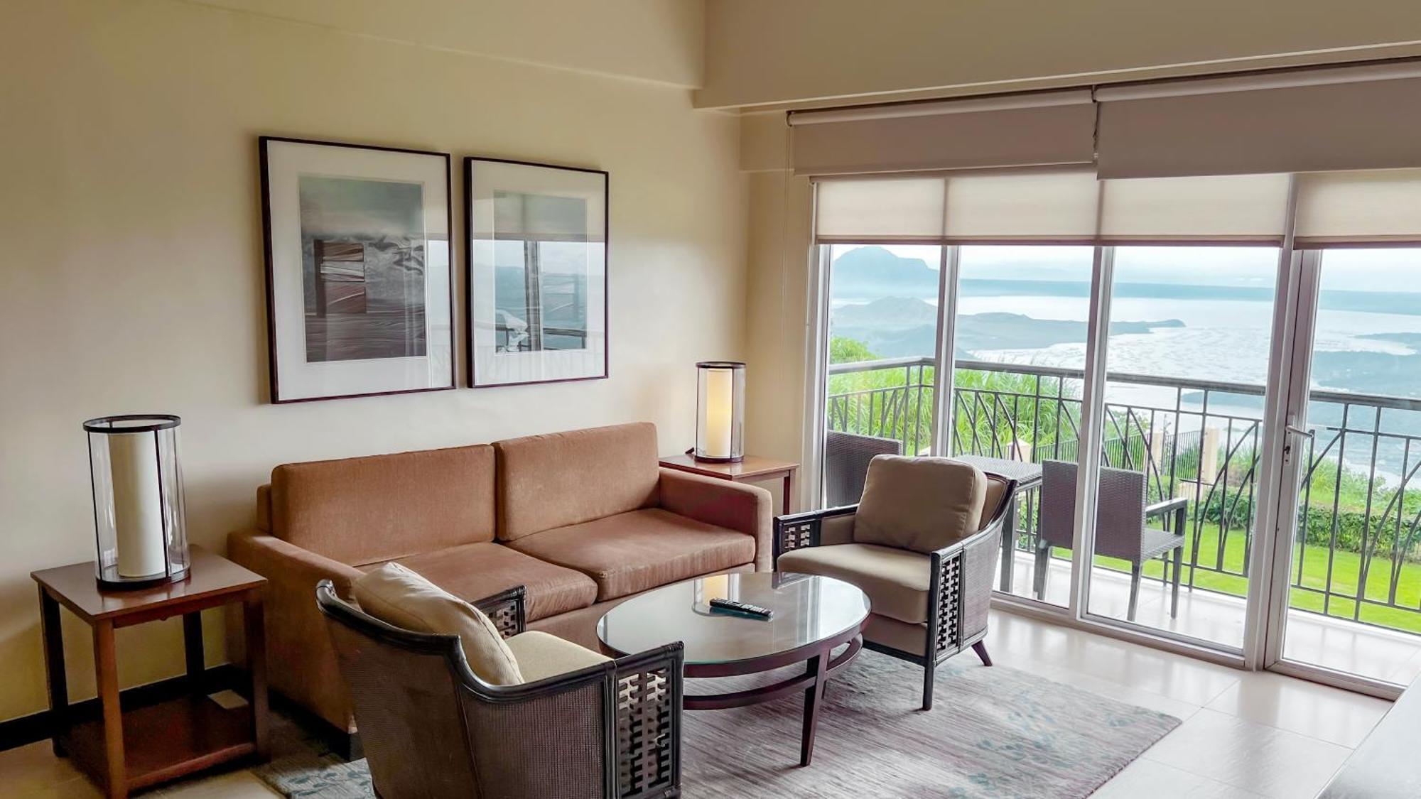 Taal Vista Hotel Tagaytay City Bagian luar foto Living room