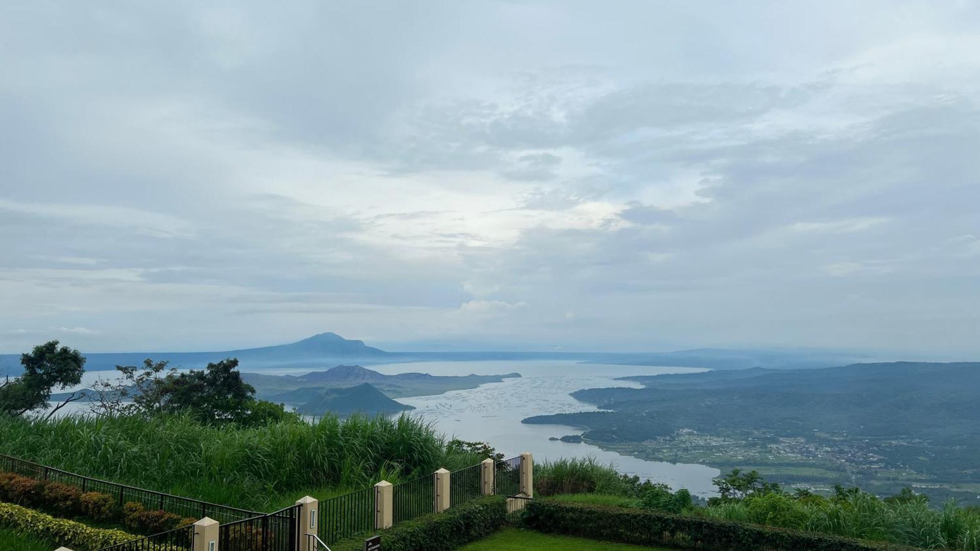 Taal Vista Hotel Tagaytay City Bagian luar foto View of the lake from the resort