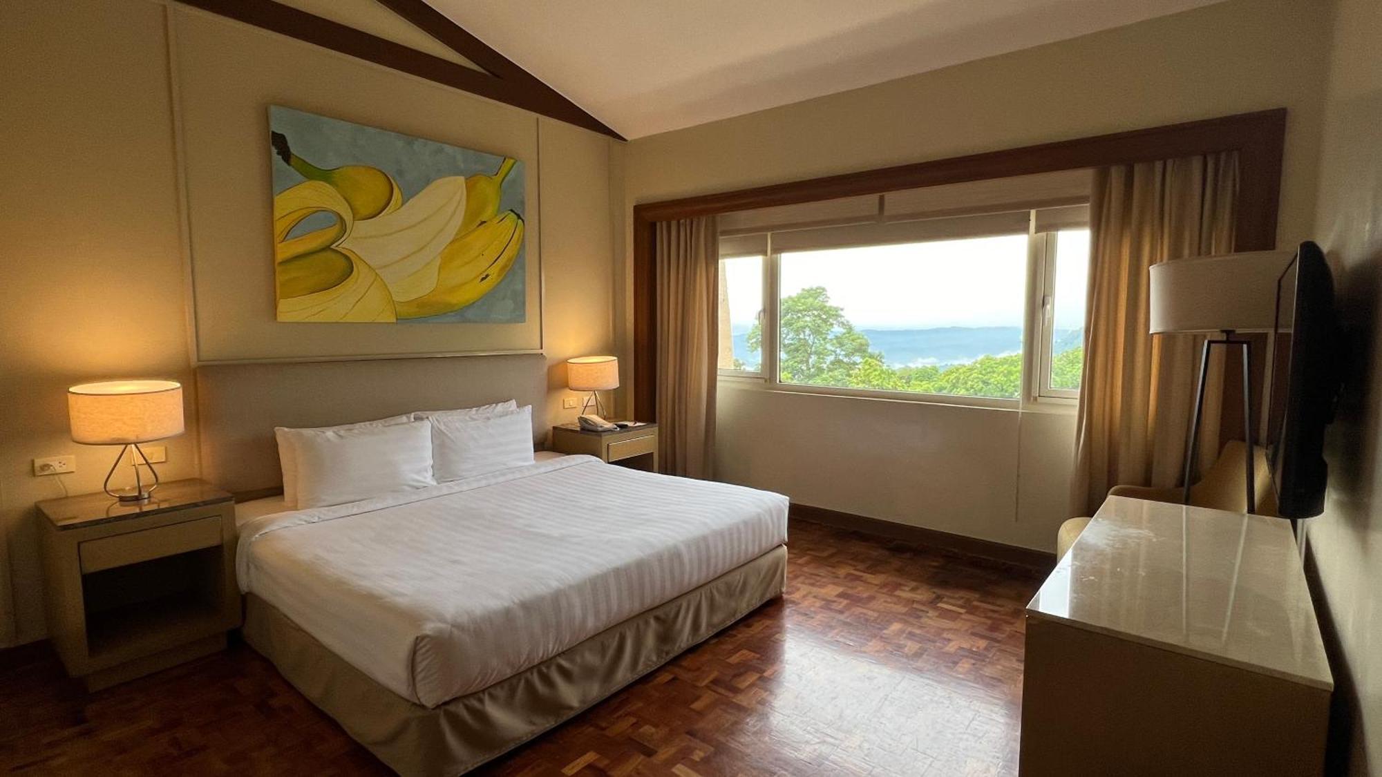 Taal Vista Hotel Tagaytay City Bagian luar foto A bedroom at the Shangri-La Hotel, Kuala Lumpur
