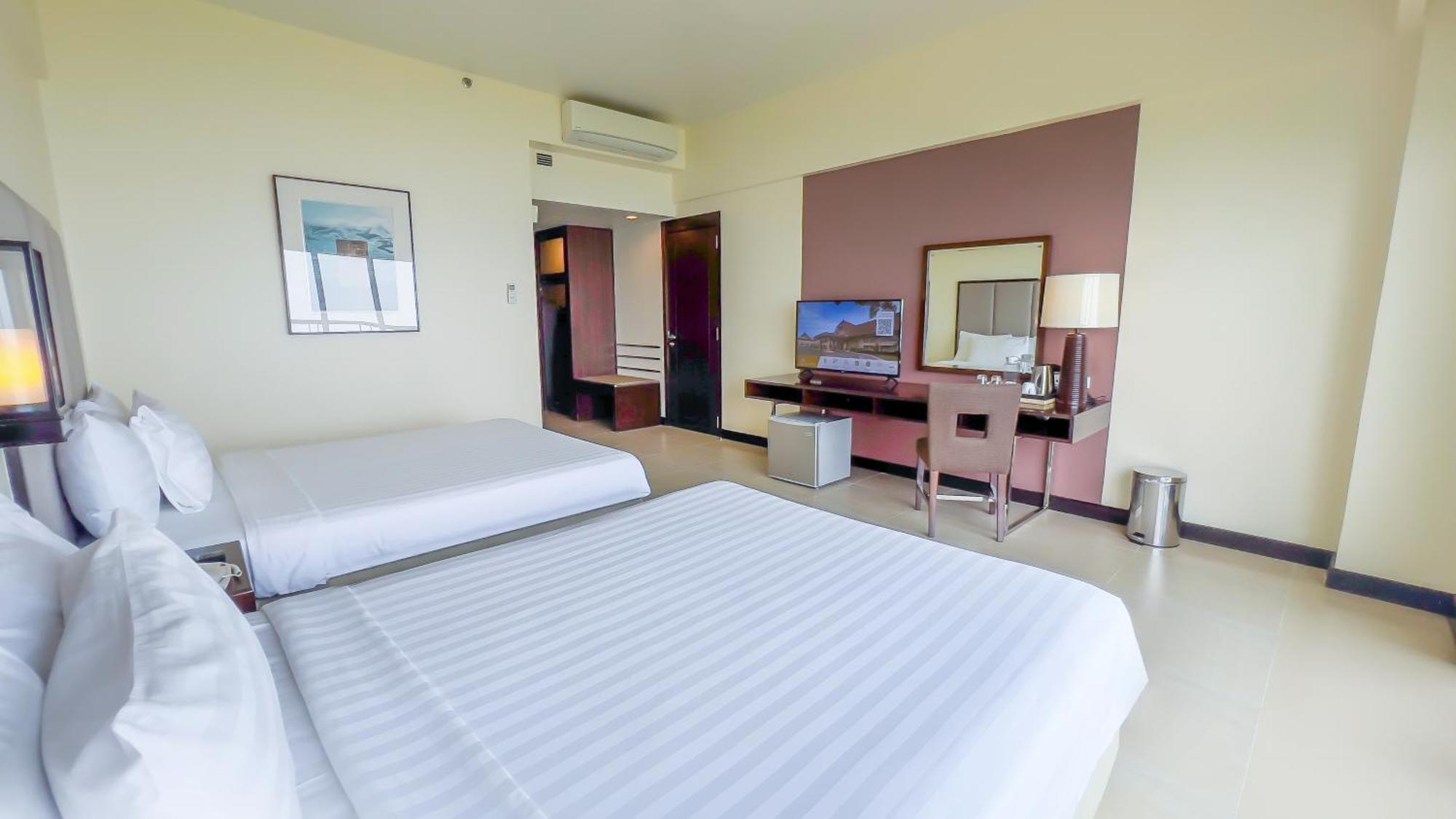 Taal Vista Hotel Tagaytay City Bagian luar foto Deluxe Room