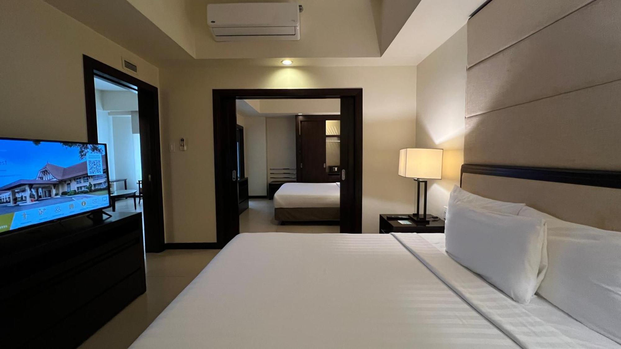 Taal Vista Hotel Tagaytay City Bagian luar foto A bedroom at the hotel
