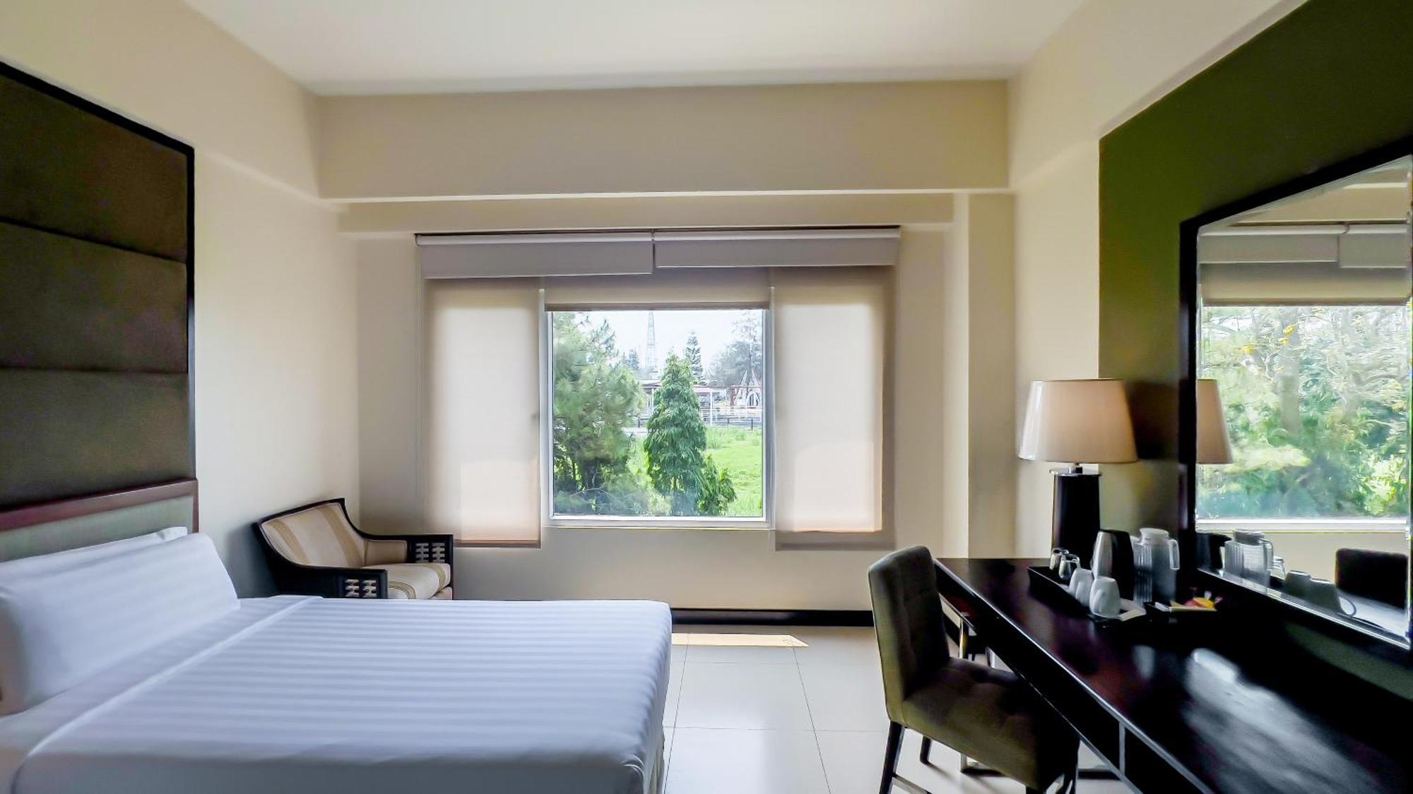 Taal Vista Hotel Tagaytay City Bagian luar foto A room at the hotel