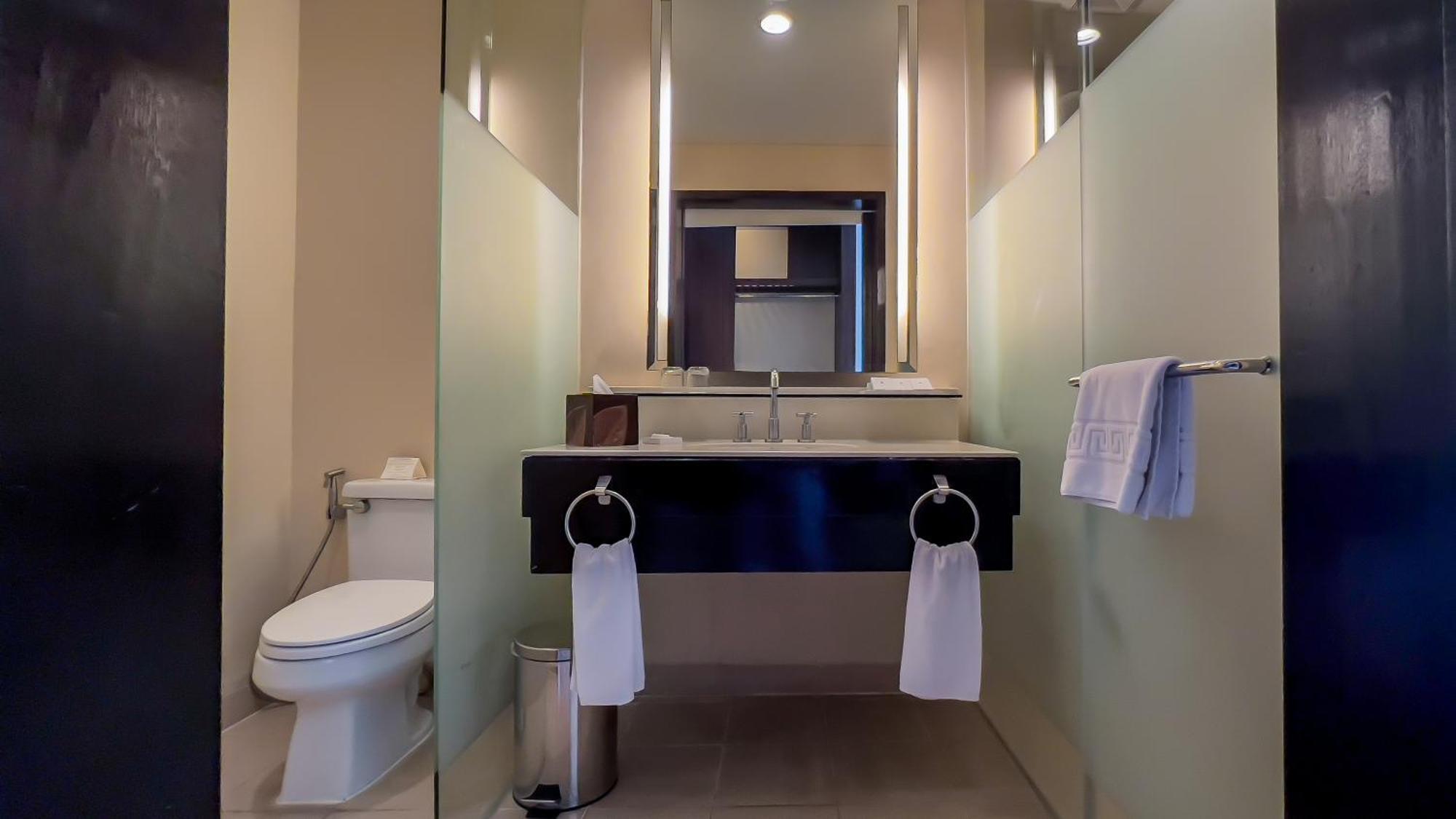 Taal Vista Hotel Tagaytay City Bagian luar foto Bathroom in a hotel