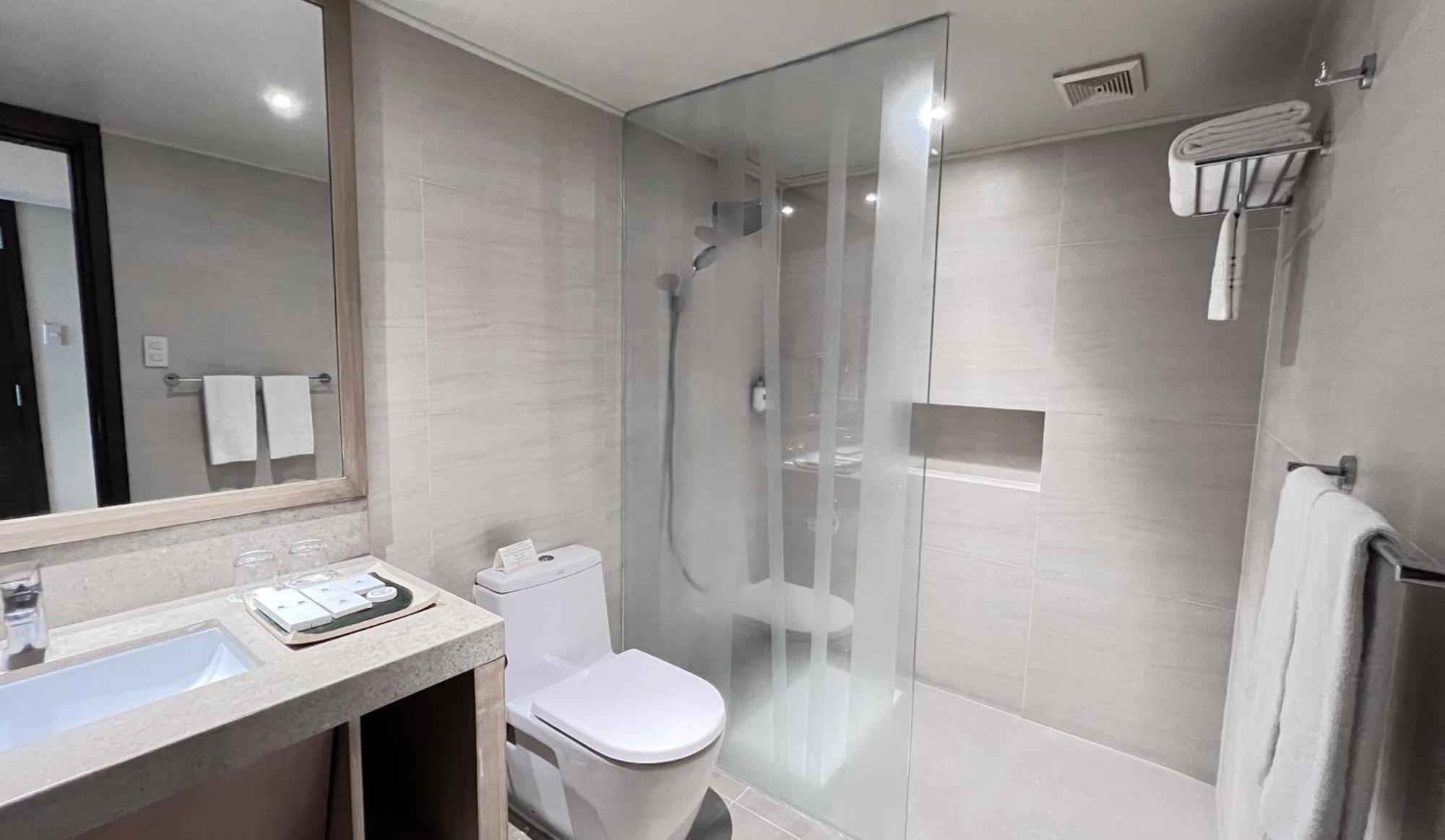 Taal Vista Hotel Tagaytay City Bagian luar foto A shower cubicle