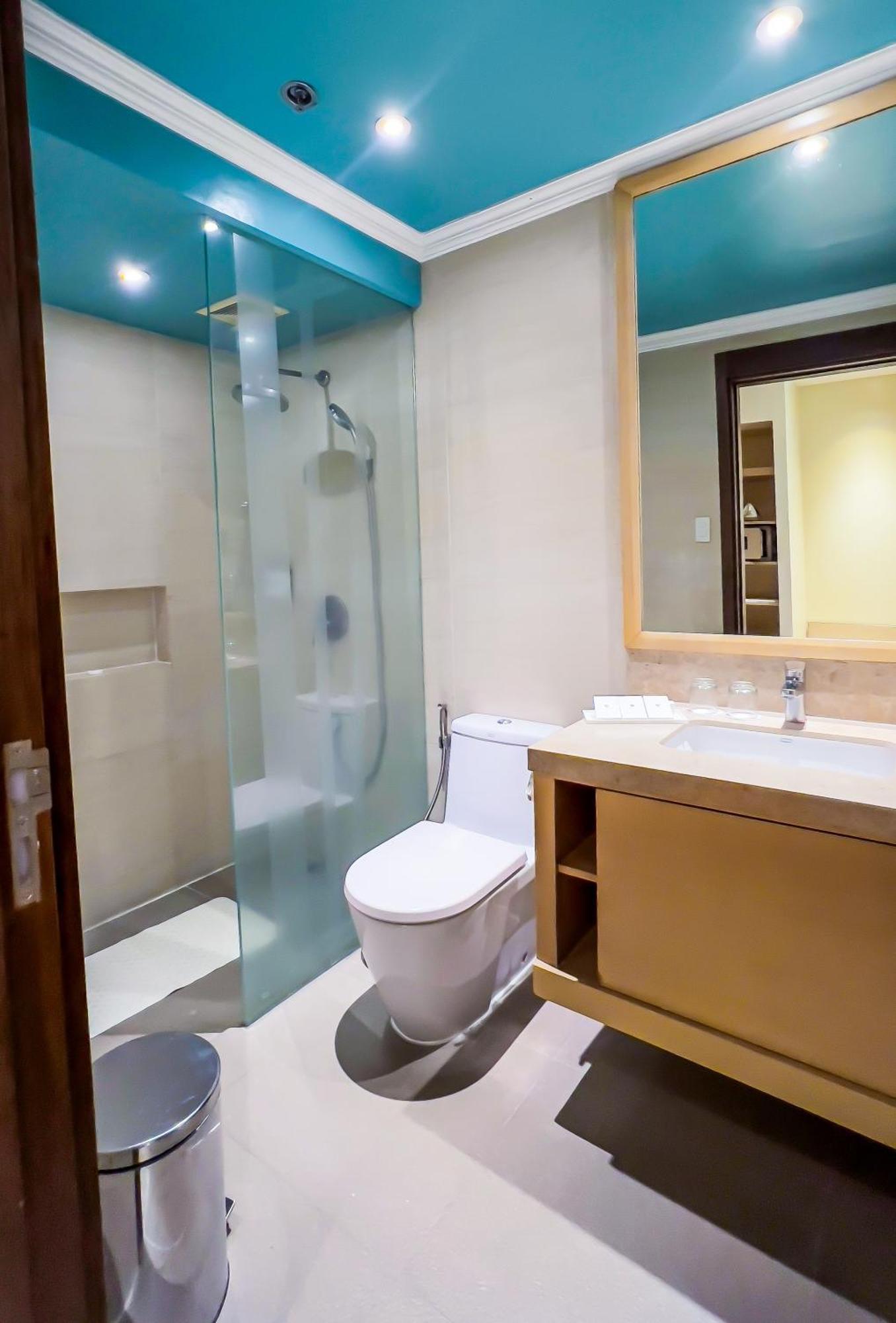 Taal Vista Hotel Tagaytay City Bagian luar foto A bathroom with a shower cubicle