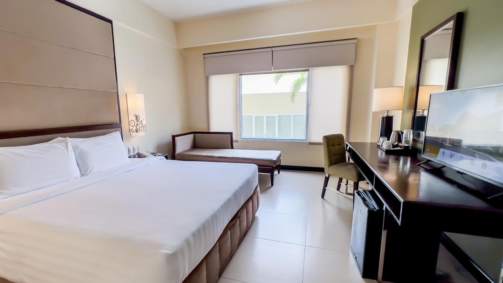 Taal Vista Hotel Tagaytay City Bagian luar foto A room at the hotel