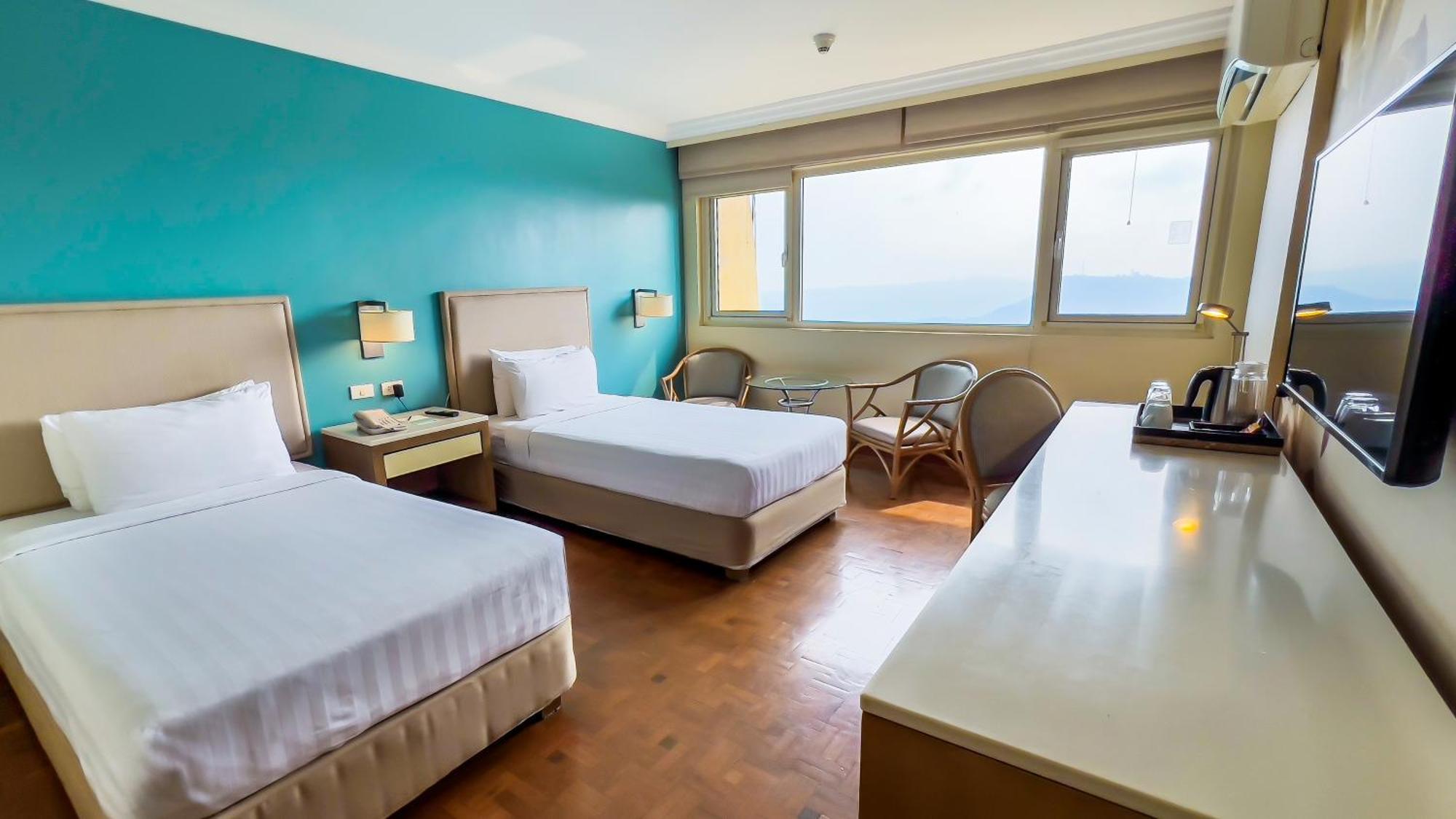 Taal Vista Hotel Tagaytay City Bagian luar foto Deluxe Room