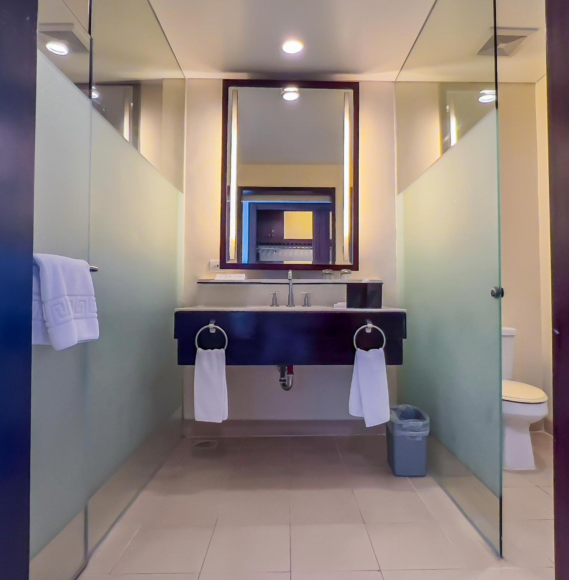 Taal Vista Hotel Tagaytay City Bagian luar foto A bathroom in a hotel