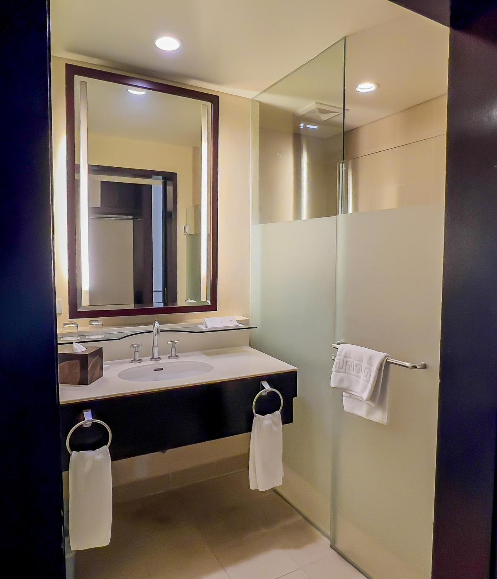 Taal Vista Hotel Tagaytay City Bagian luar foto Bathroom