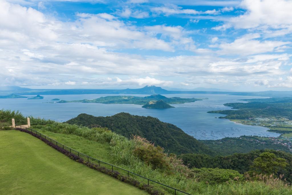 Taal Vista Hotel Tagaytay City Bagian luar foto View of Taal Volcano from Tagaytay