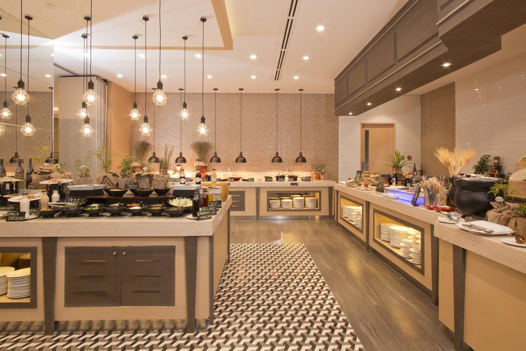 Taal Vista Hotel Tagaytay City Bagian luar foto The buffet at the hotel