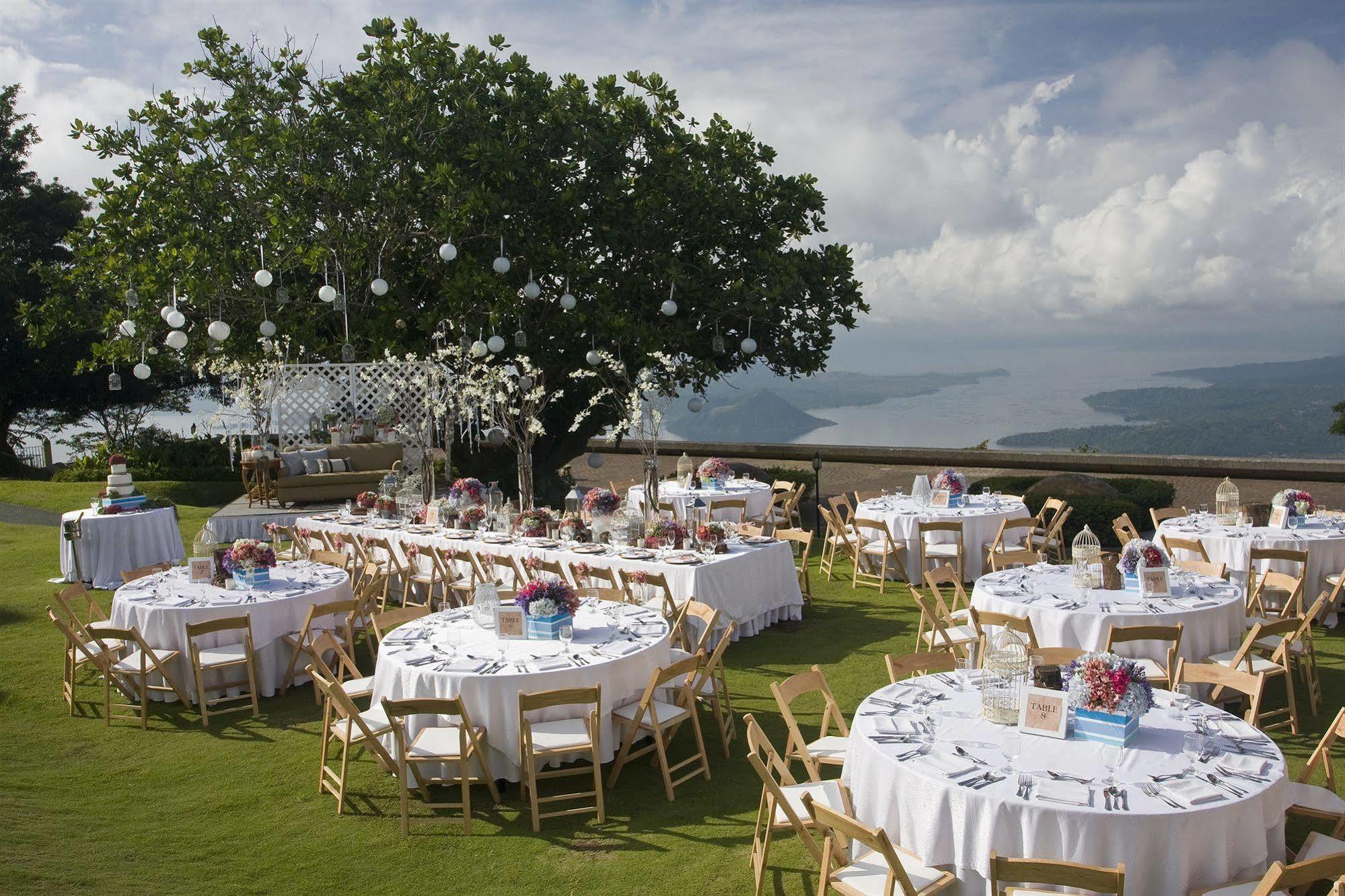 Taal Vista Hotel Tagaytay City Bagian luar foto The lawn at the Shangri-La Hotel, Manila